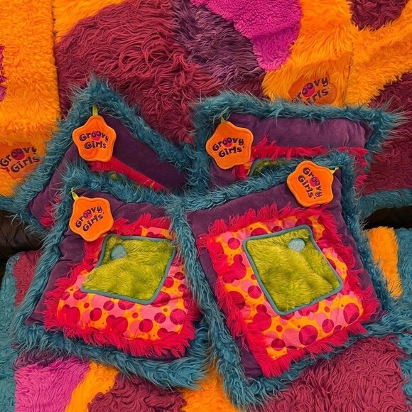 Groovy Girls 4-Piece Plush Room Rug and Pillow Set - Picture 8 of 12